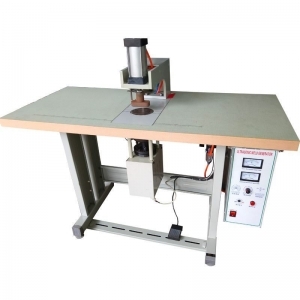 Ultrasonic handle punching machine for non-woven fabric bag